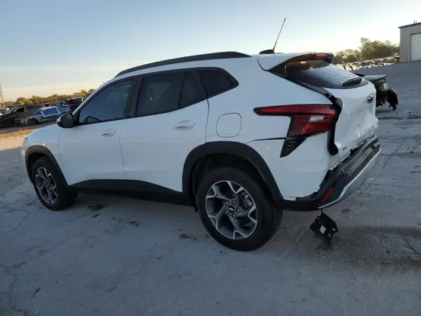 KL77LHEP2SC214724 2025 CHEVROLET TRAX - Image 2