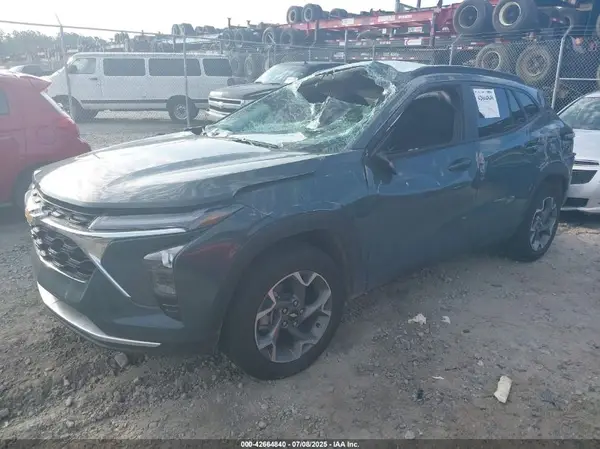 KL77LHEP2SC221530 2025 CHEVROLET TRAX - Image 2