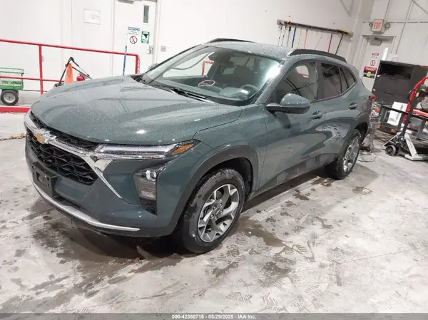 KL77LHEP2SC221818 2025 CHEVROLET TRAX - Image 2