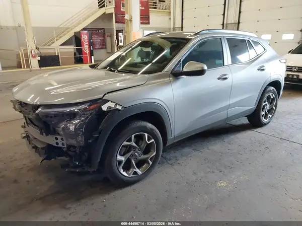 KL77LHEP2SC231247 2025 CHEVROLET TRAX - Image 2