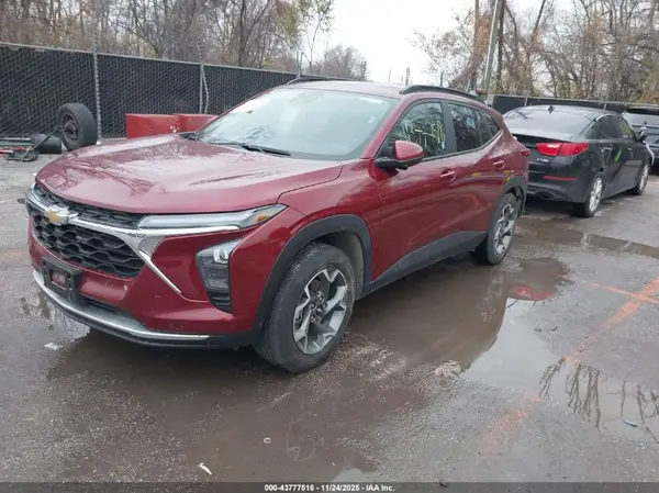 KL77LHEP2SC233855 2025 CHEVROLET TRAX - Image 2