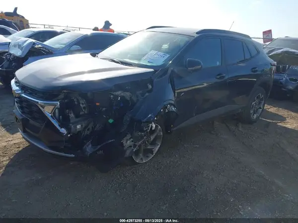 KL77LHEP2SC234388 2025 CHEVROLET TRAX - Image 2