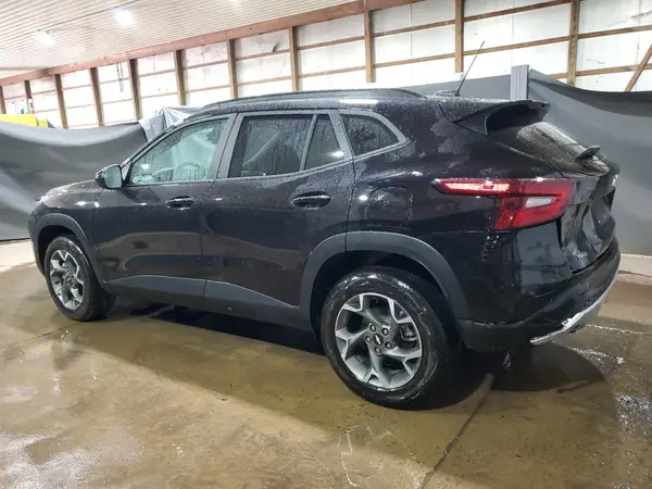 KL77LHEP2SC235864 2025 CHEVROLET TRAX - Image 2