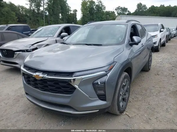 KL77LHEP2SC235928 2025 CHEVROLET TRAX - Image 2