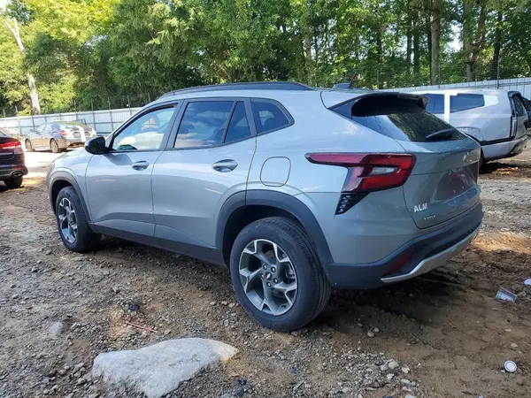KL77LHEP2SC238862 2025 CHEVROLET TRAX - Image 2