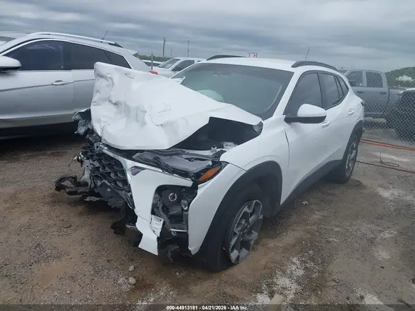 KL77LHEP2SC239042 2025 CHEVROLET TRAX - Image 2