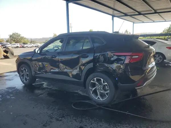 KL77LHEP2SC239221 2025 CHEVROLET TRAX - Image 2