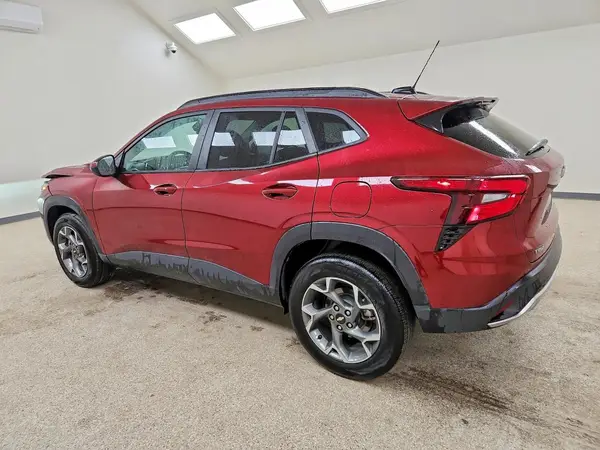 KL77LHEP2SC240823 2025 CHEVROLET TRAX - Image 2