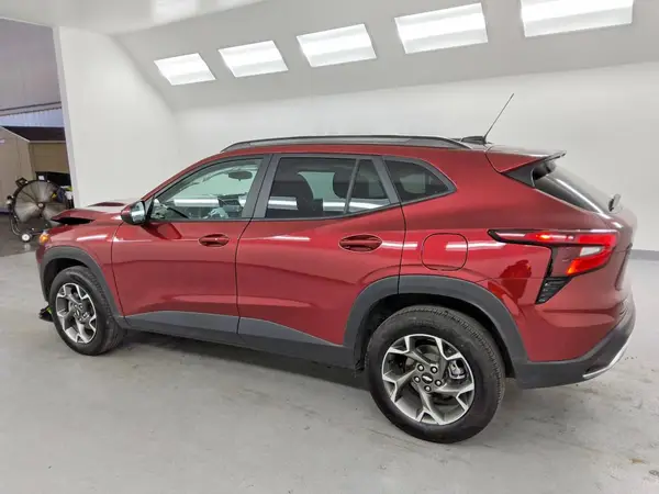 KL77LHEP2SC242278 2025 CHEVROLET TRAX - Image 2