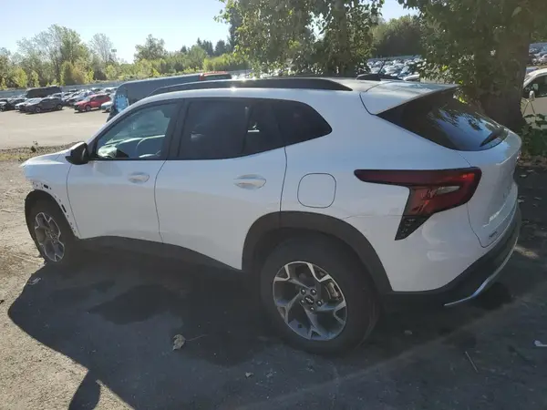 KL77LHEP2SC243284 2025 CHEVROLET TRAX - Image 2