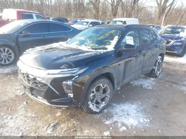 KL77LHEP2SC245603 2025 CHEVROLET TRAX - Image 2