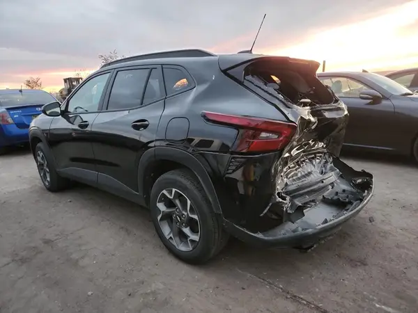 KL77LHEP2SC245729 2025 CHEVROLET TRAX - Image 2