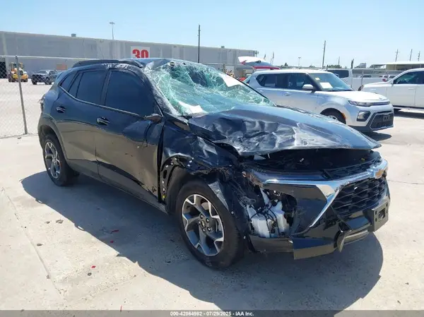 KL77LHEP2SC252339 2025 CHEVROLET TRAX - Image 1