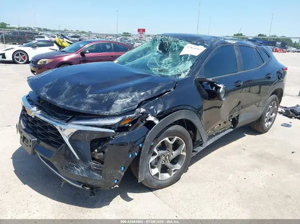 KL77LHEP2SC252339 2025 CHEVROLET TRAX - Image 2