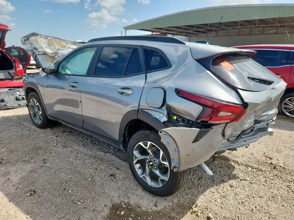 KL77LHEP2SC254432 2025 CHEVROLET TRAX - Image 2