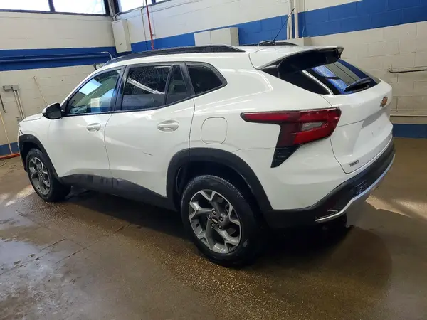KL77LHEP2SC256682 2025 CHEVROLET TRAX - Image 2