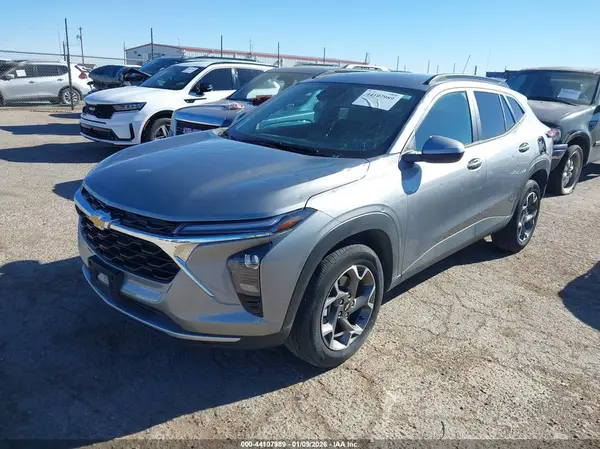 KL77LHEP2SC256987 2025 CHEVROLET TRAX - Image 2