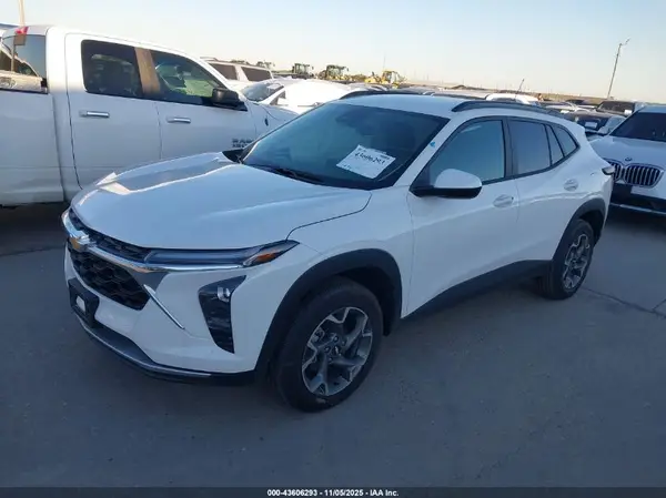 KL77LHEP2SC258738 2025 CHEVROLET TRAX - Image 2