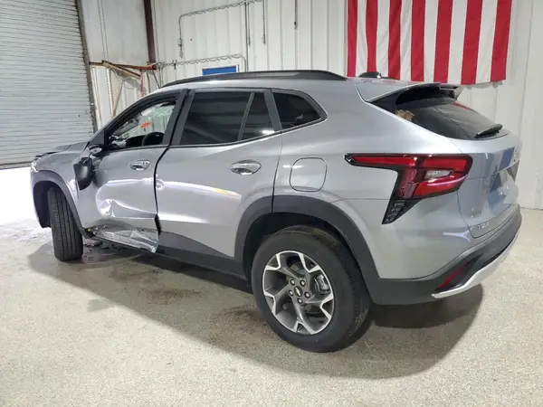 KL77LHEP2SC263566 2025 CHEVROLET TRAX - Image 2