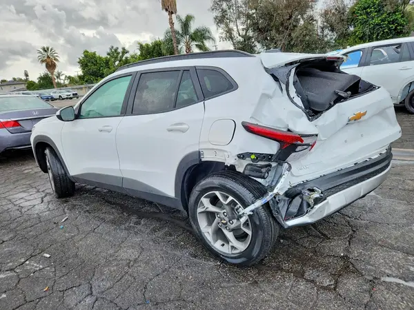 KL77LHEP2SC264734 2025 CHEVROLET TRAX - Image 2