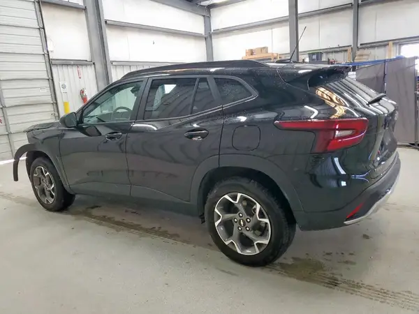 KL77LHEP2SC271893 2025 CHEVROLET TRAX - Image 2
