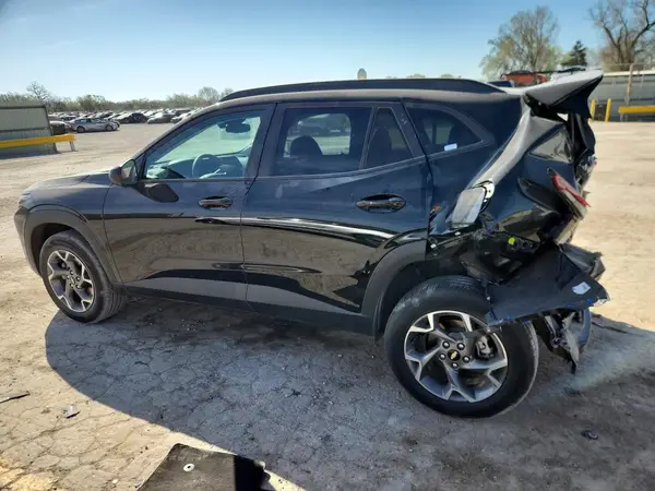 KL77LHEP2SC272378 2025 CHEVROLET TRAX - Image 2