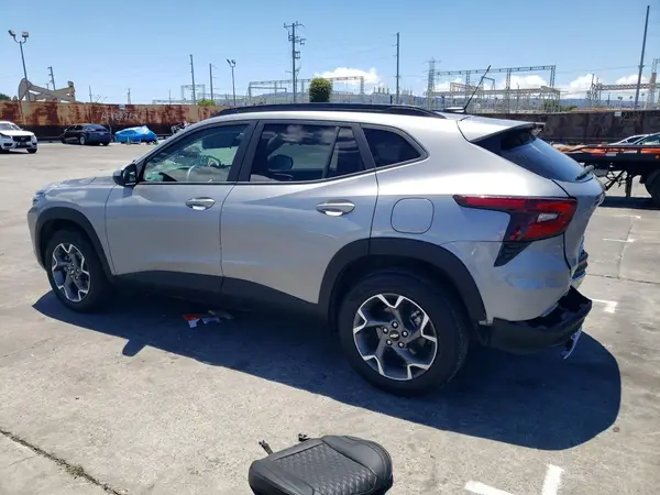KL77LHEP2SC274597 2025 CHEVROLET TRAX - Image 2