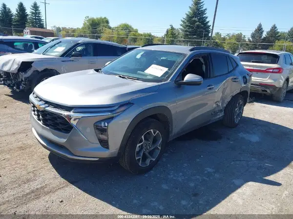 KL77LHEP2SC275460 2025 CHEVROLET TRAX - Image 2