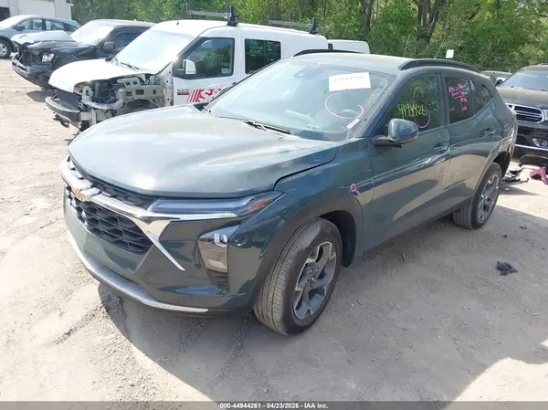 KL77LHEP2SC279475 2025 CHEVROLET TRAX - Image 2