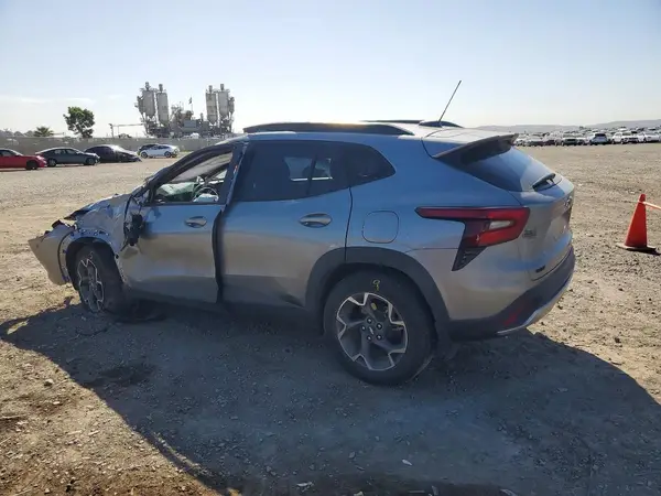 KL77LHEP2SC290458 2025 CHEVROLET TRAX - Image 2