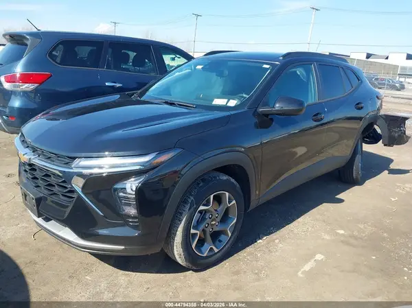 KL77LHEP2SC295692 2025 CHEVROLET TRAX - Image 2