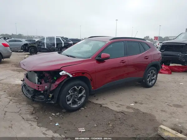 KL77LHEP2SC298818 2025 CHEVROLET TRAX - Image 2