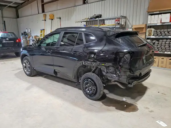 KL77LHEP2SC306416 2025 CHEVROLET TRAX - Image 2