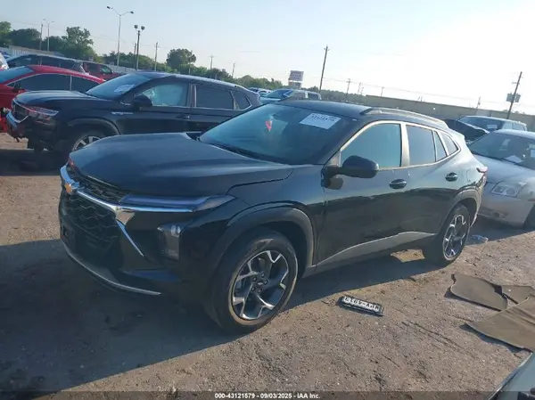 KL77LHEP2SC308439 2025 CHEVROLET TRAX - Image 2