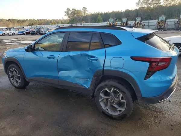 KL77LHEP2SC322471 2025 CHEVROLET TRAX - Image 2