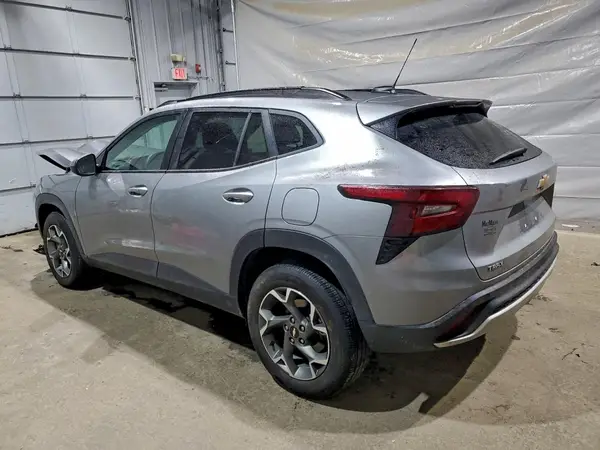 KL77LHEP2SC331445 2025 CHEVROLET TRAX - Image 2