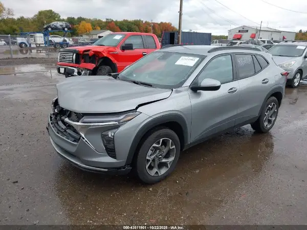 KL77LHEP2SC338685 2025 CHEVROLET TRAX - Image 2