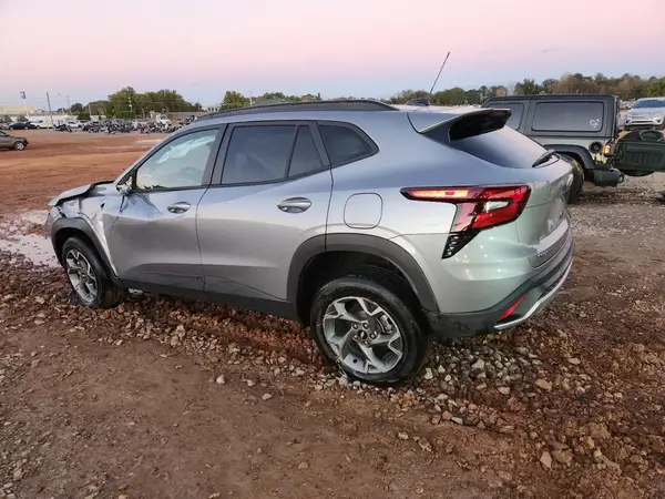 KL77LHEP2SC340744 2025 CHEVROLET TRAX - Image 2
