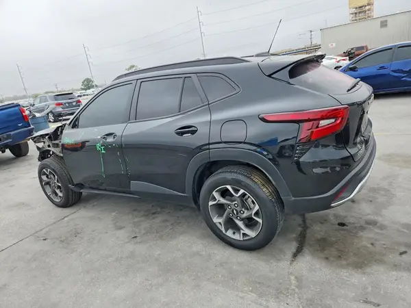 KL77LHEP3SC004391 2025 CHEVROLET TRAX - Image 2