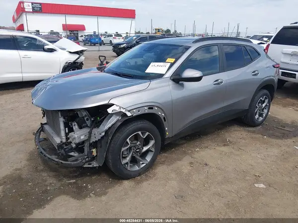 KL77LHEP3SC013320 2025 CHEVROLET TRAX - Image 2
