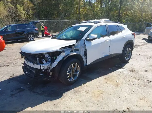 KL77LHEP3SC017559 2025 CHEVROLET TRAX - Image 2