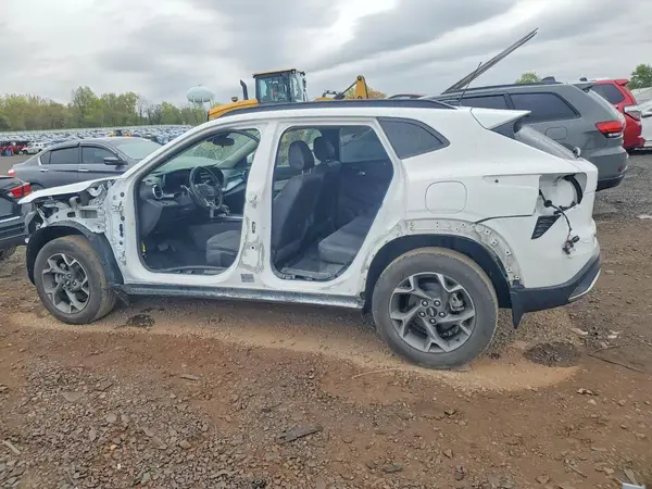 KL77LHEP3SC022924 2025 CHEVROLET TRAX - Image 2