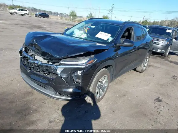 KL77LHEP3SC023152 2025 CHEVROLET TRAX - Image 2