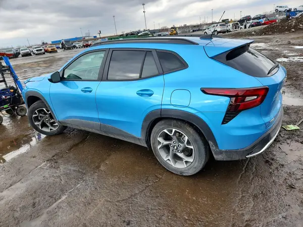 KL77LHEP3SC033373 2025 CHEVROLET TRAX - Image 2