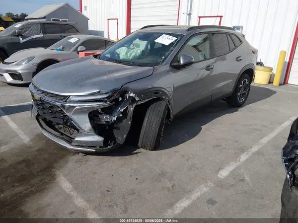 KL77LHEP3SC036046 2025 CHEVROLET TRAX - Image 2