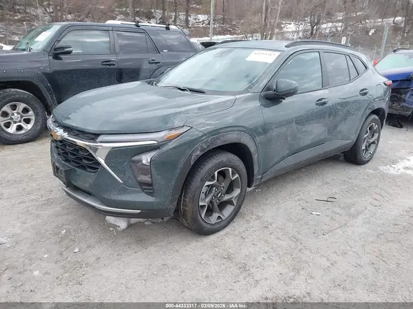KL77LHEP3SC046866 2025 CHEVROLET TRAX - Image 2