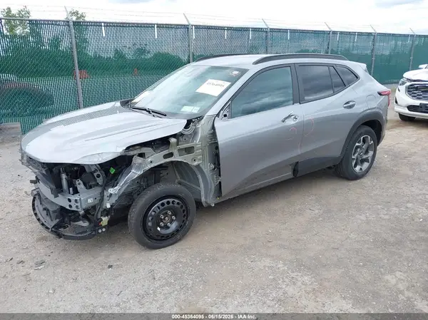 KL77LHEP3SC052280 2025 CHEVROLET TRAX - Image 2