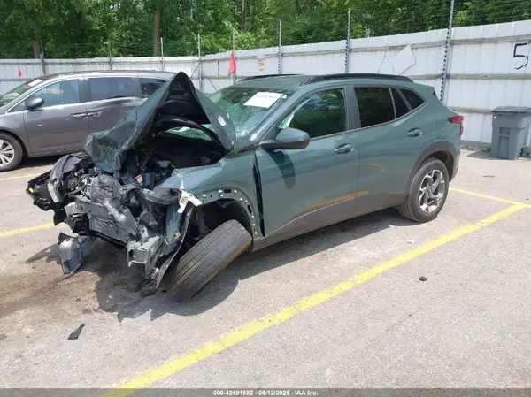 KL77LHEP3SC056815 2025 CHEVROLET TRAX - Image 2