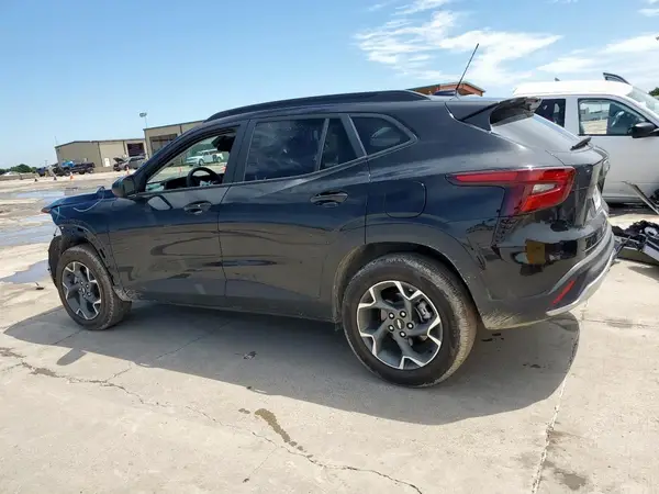 KL77LHEP3SC057298 2025 CHEVROLET TRAX - Image 2