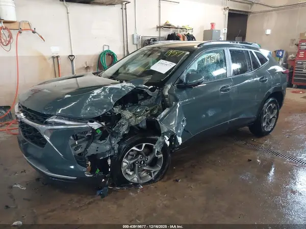 KL77LHEP3SC057933 2025 CHEVROLET TRAX - Image 2